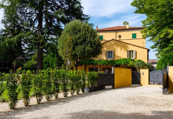 Il vialetto di ingresso delimita il giardino - La casa di Nanì