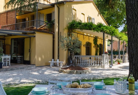 Il parco offre innumerevoli scorci dove godere di pranzi all'aperto - La casa di Nanì