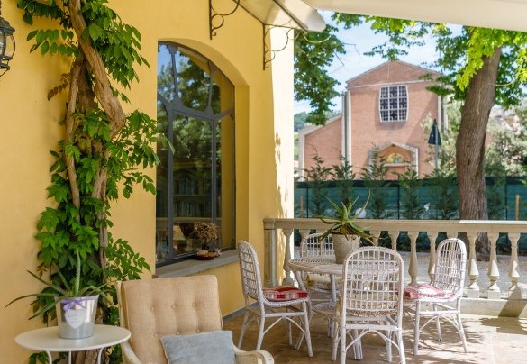 Accanto alla villa è anche presente una veranda - La casa di Nanì