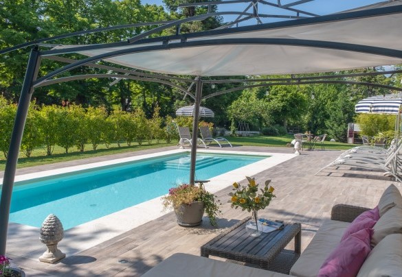La piscina è circondata dal verde dei 2000 mq di giardino - La casa di Nanì