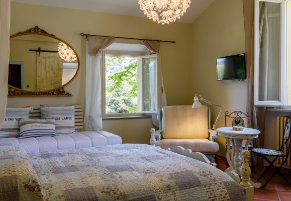 La camera da letto matrimoniale è arredata con cura - La casa di Nanì
