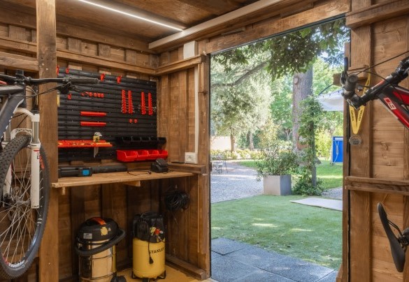 La bike room mette a disposizione diverse biciclette - La casa di Nanì