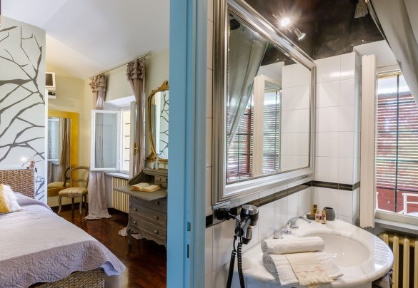 Il bagno en-suite della camera matrimoniale è arredato con cura - La casa di Nanì