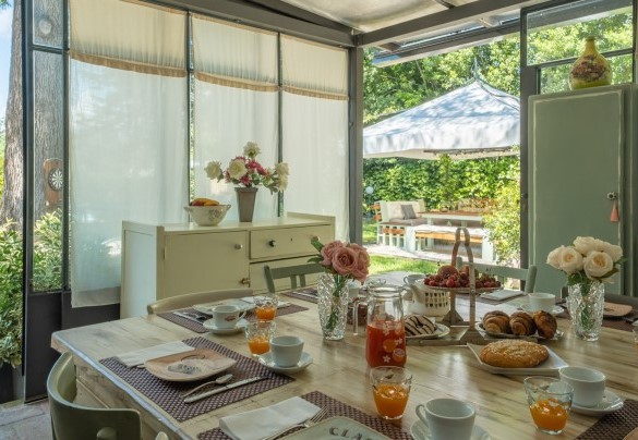 La veranda laterale è il luogo perfetto per le colazioni - La casa di Nanì