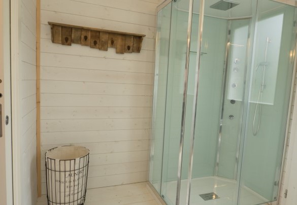 Il bagno della depandance immersa al centro del parco - La casa di Nanì