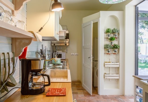 La cucina dall'arredamento accogliente permette di cucinare qualsiasi tipo di pasto - La casa di Nanì