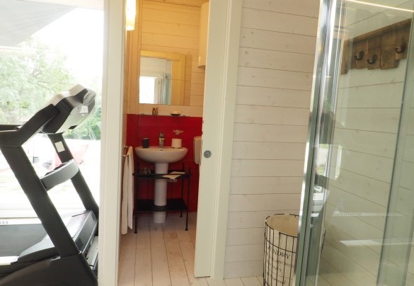 Il bagno della depandance immersa al centro del parco - La casa di Nanì