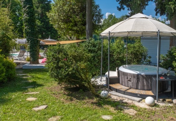 Alcuni caratteristici passaggi collegano le aree del giardino - La casa di Nanì