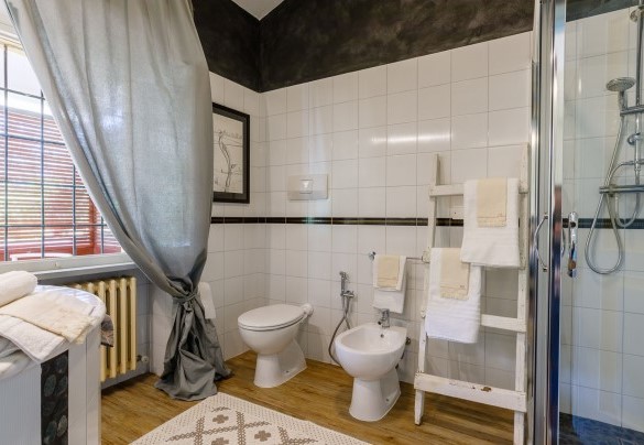 Il bagno en-suite della camera matrimoniale è arredato con cura - La casa di Nanì