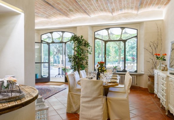 A pochi passi dalla cucina si può trovare il tavolo da pranzo - La casa di Nanì