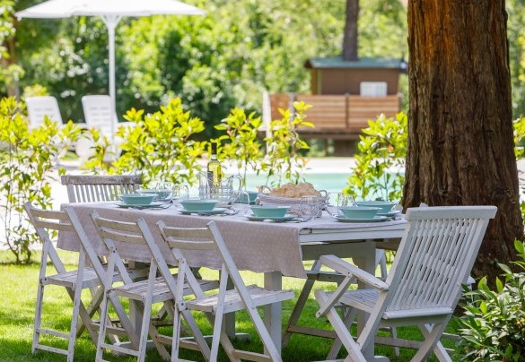 Il parco offre innumerevoli scorci dove godere di pranzi all'aperto - La casa di Nanì