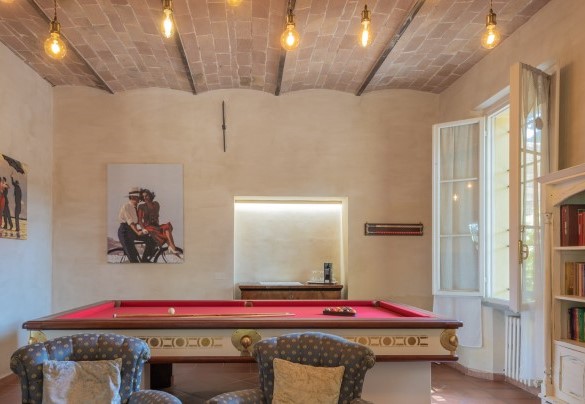 Affianco al salotto è presente un tavolo da biliardo  - La casa di Nanì
