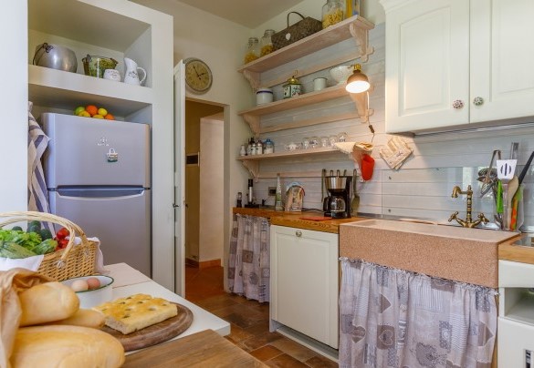 La cucina dall'arredamento accogliente permette di cucinare qualsiasi tipo di pasto - La casa di Nanì
