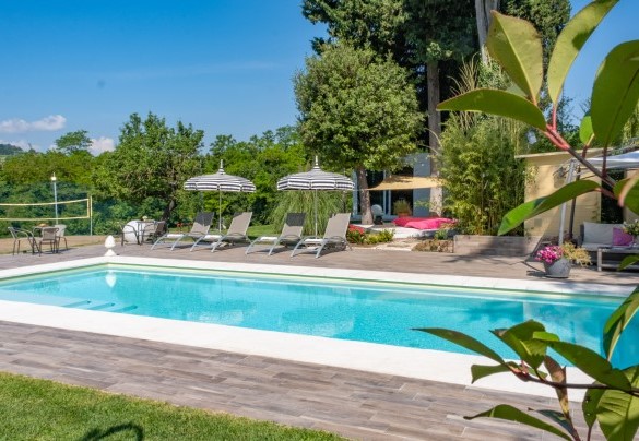 La piscina è depurata al sale e dotata di rivestimento bianco - La casa di Nanì