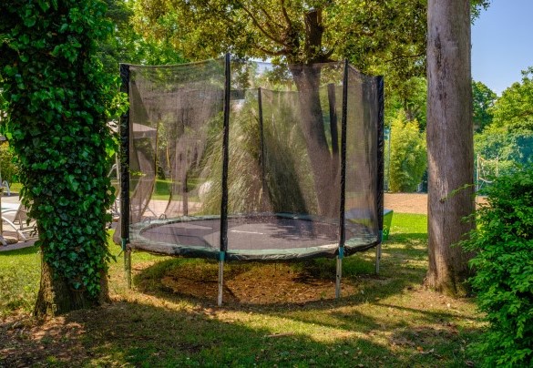 Nel parco si può trovare un tappeto elastico – La casa di Nanì