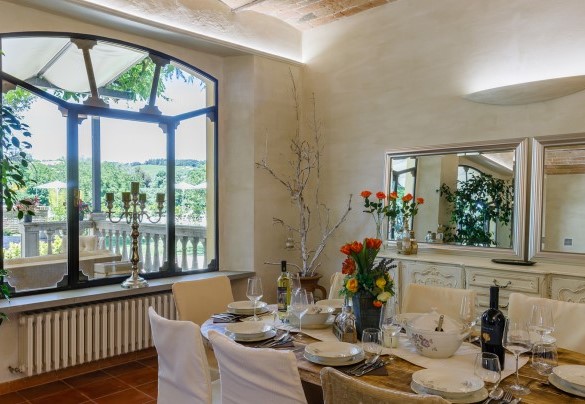 Il tavolo da pranzo ha uno scorcio sul giardino - La casa di Nanì