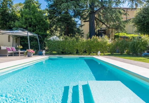 Dei gradoni permettono l'accesso alla meravigliosa piscina - La casa di Nanì