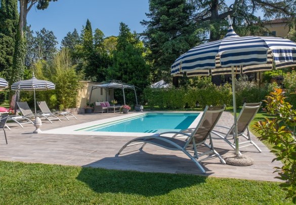 La piscina è circondata dal verde dei 2000 mq di giardino - La casa di Nanì