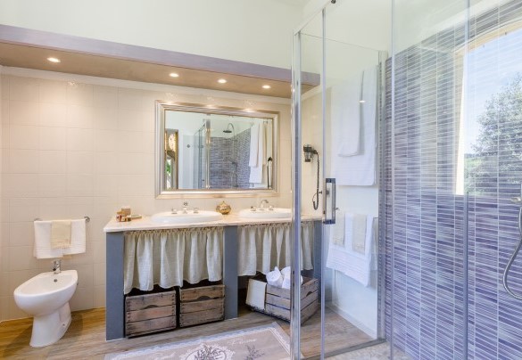 Il moderno bagno en-suite - La casa di Nanì