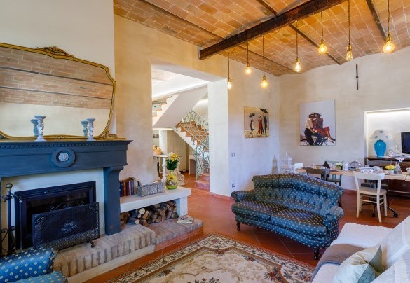 Il salotto principale dotato di caminetto e svariati divani - La casa di Nanì