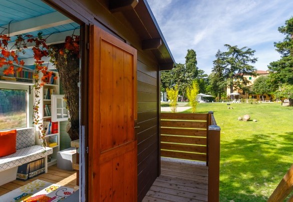 La casa sull'albero si affaccia sul giardino - La casa di Nanì