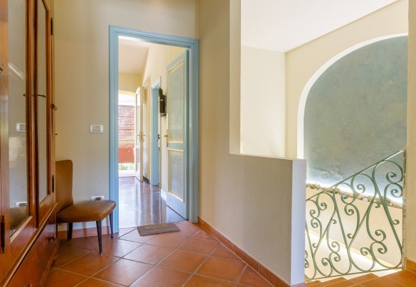 Il pianerottolo al piano superiore da accesso alle camere - La casa di Nanì