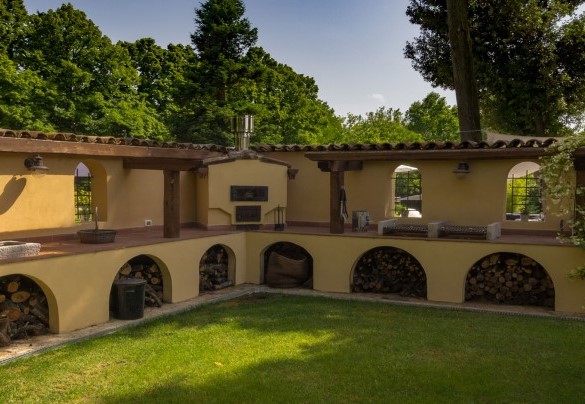 L'area cucina esterna è dotata di bbq forno e lavello - La casa di Nanì