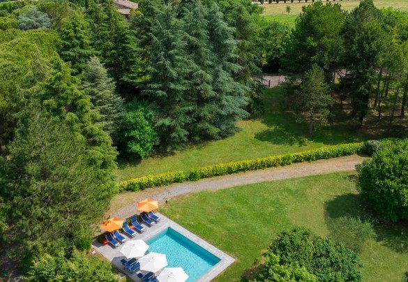 The pool nestled in the flat park -  La Casetta