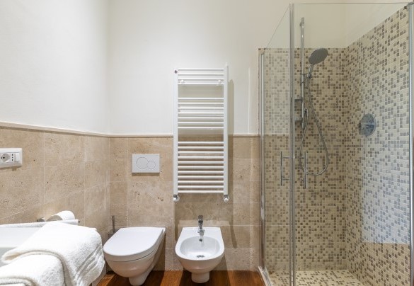 En suite bathroom with shower no.1 on the ground floor (apartment 1) -  La Casetta