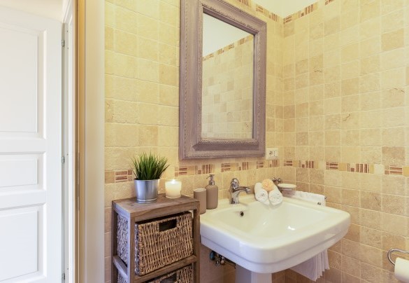 En suite bathroom with shower no.5 (apartment 2) -  La Casetta
