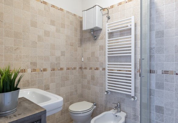 En suite bathroom with shower no.5 (apartment 2) -  La Casetta