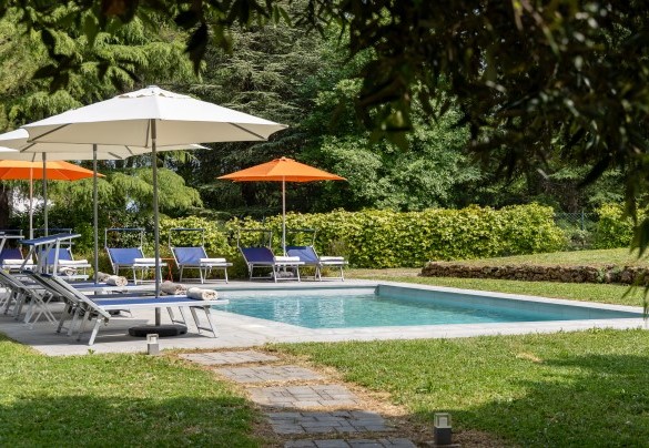 The pool is just a few meters from the villa -  La Casetta