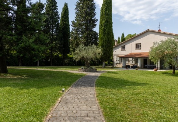 The façade with the villa's entrances -  La Casetta