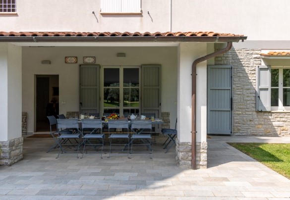 Dining table in a convenient position -  La Casetta