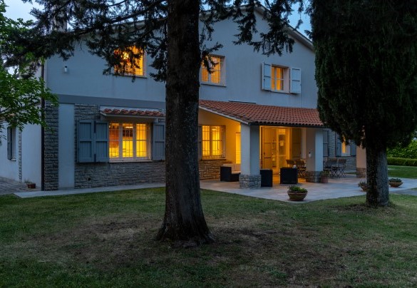 The portico lit up in the evening -  La Casetta