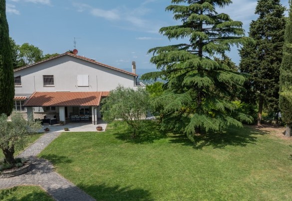 The portico with lounge area and dining table -  La Casetta