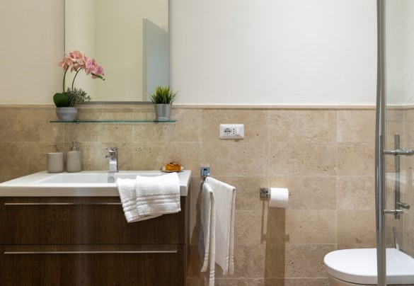 En suite bathroom with shower no.1 on the ground floor (apartment 1) -  La Casetta