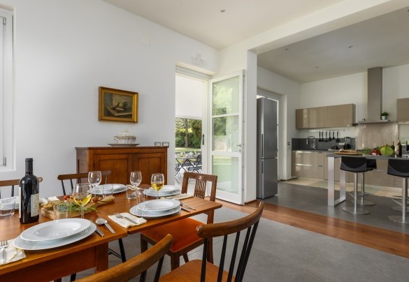 Open-plan dining area with kitchen in apartment 1 -  La Casetta