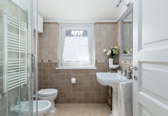 En suite bathroom with shower no.6 on the first floor (apartment 2) -  La Casetta