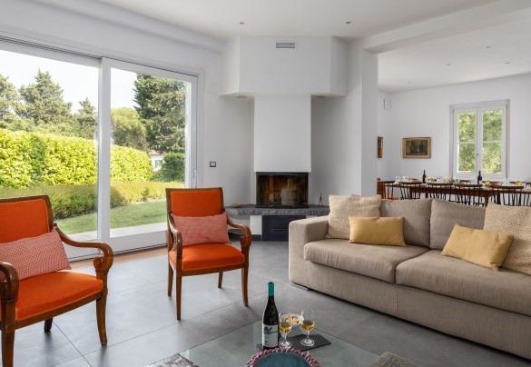 Open-plan living area with dining table -  La Casetta