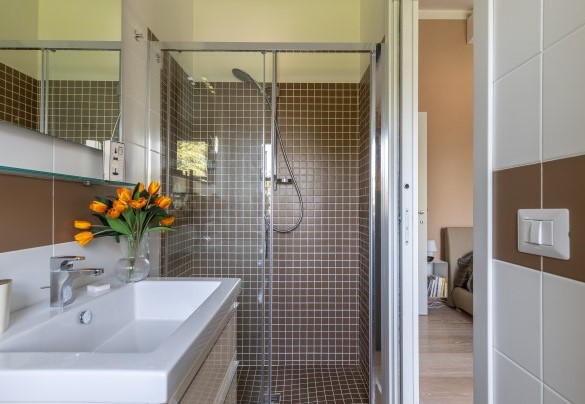 En suite bathroom with shower no.3 on the first floor (apartment 1) -  La Casetta