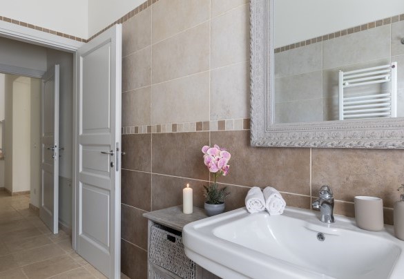 Bathroom with shower no.2 on the ground floor (apartment 2) -  La Casetta