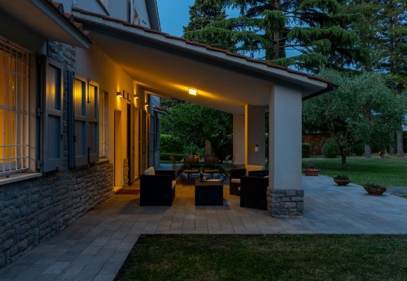 The portico lit up in the evening -  La Casetta