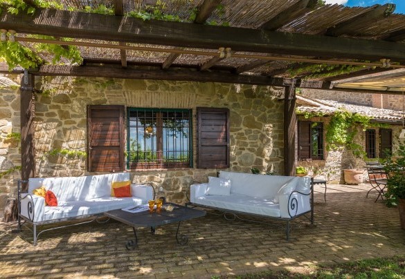 Living area with sofas and armchairs from where you can admire unforgettable sunsets - La Cerqua