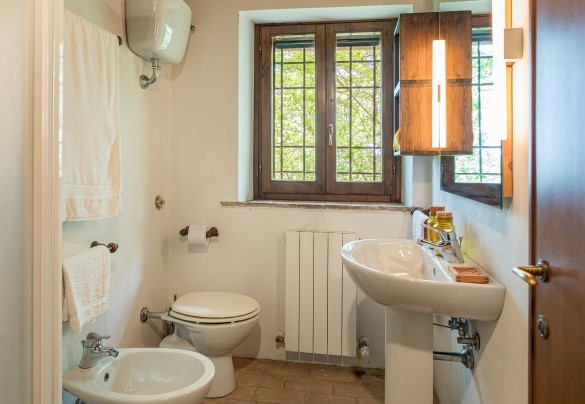 En suite bathroom with shower on the first floor - La Cerqua