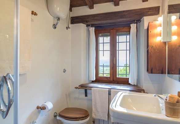 En suite bathroom with shower on the first floor - La Cerqua