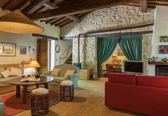 Second sitting room with comfortable sofas - La Cerqua