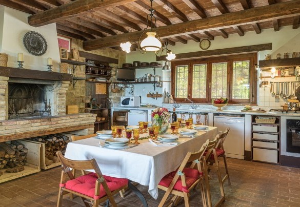  The kitchen houses the dining area and is equipped with a fireplace - La Cerqua