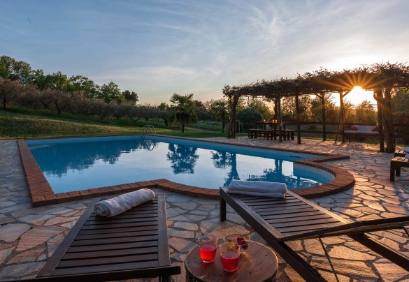  The swimming pool at sunset - La Cerqua