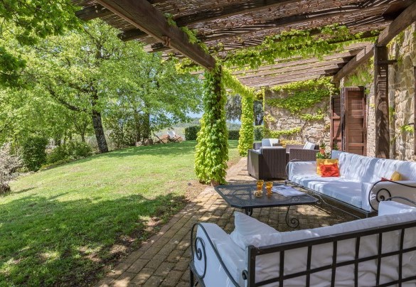 Outdoor living area furnished with sofas and armchairs - La Cerqua